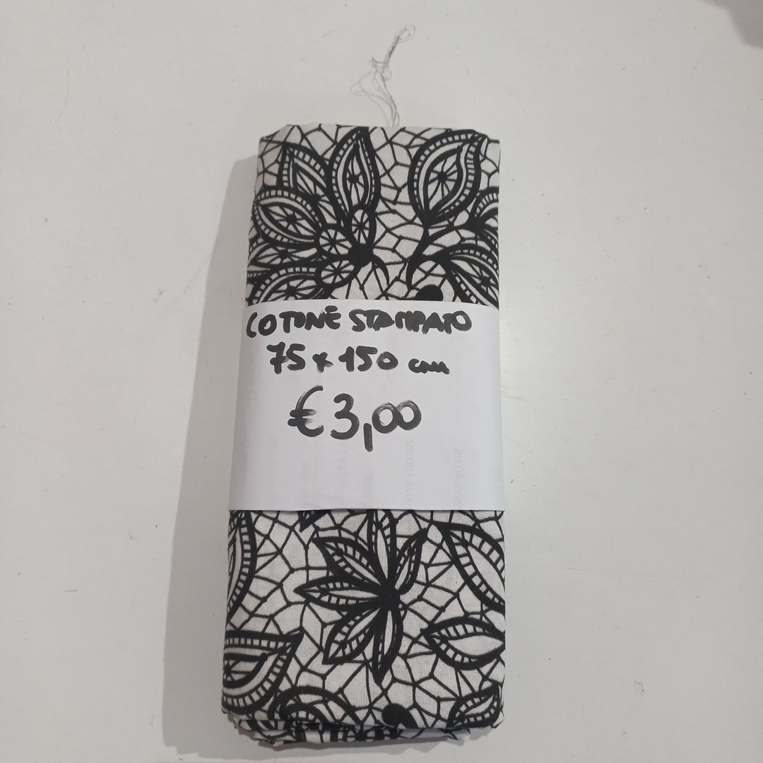 Cotone Stampato Fantasia Pizzo Bianci e Nero 75x150 cm