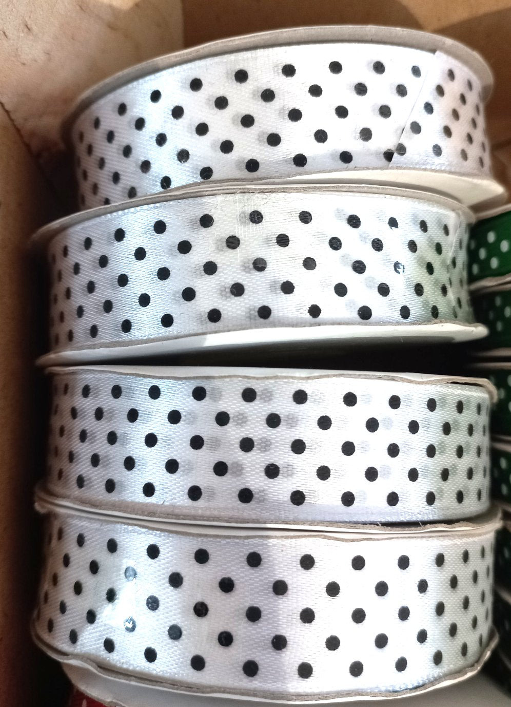 Rotolo di Nastrino di Raso Bianco Stampa Pois Neri h. 2 cm per 25 metri di lunghezza