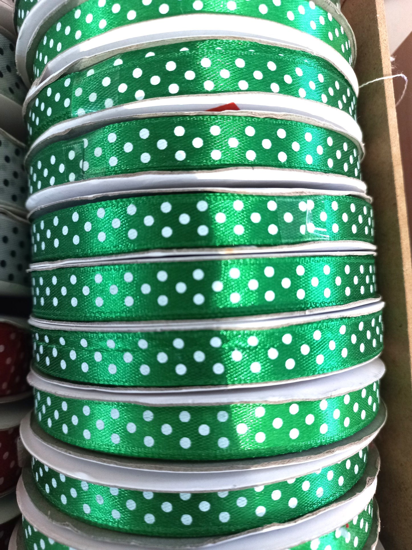 Rotolo di Nastrino di Raso Verde Stampa Pois Bianchi h. 1 cm per 45 metri di lunghezza