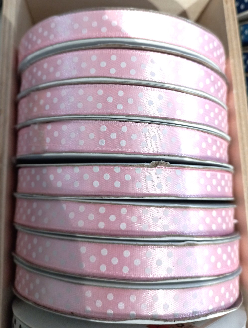 Rotolo di Nastrino di Raso Rosa Stampa Pois Bianchi h. 1 cm per 45 metri di lunghezza