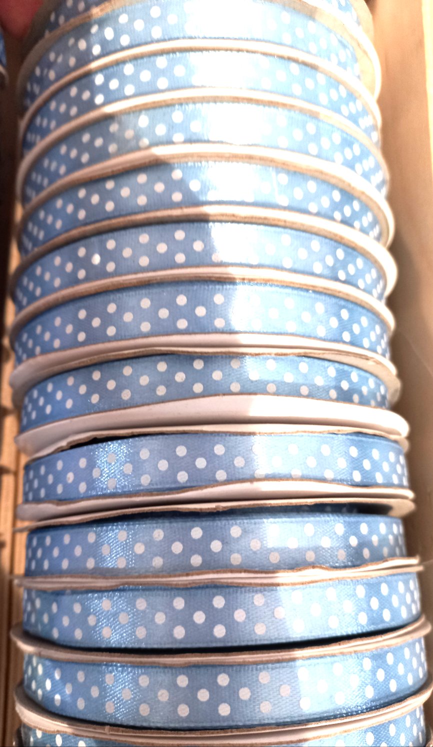 Rotolo di Nastrino di Raso Azzurro Stampa Pois Bianchi h. 1 cm per 45 metri di lunghezza