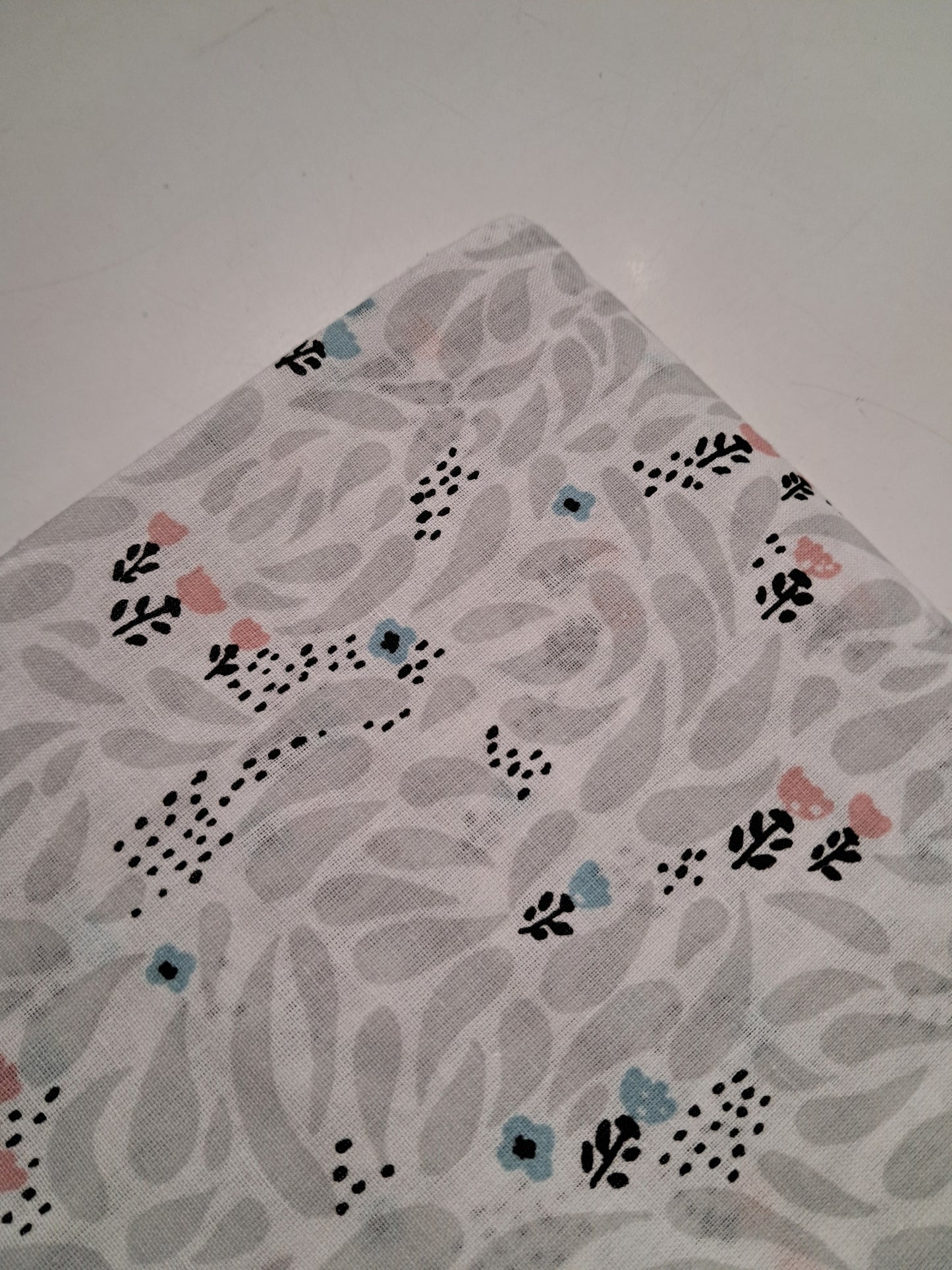 Cotone Stampato Fantasia Fiori Rosa e Azzurri Base Grigia