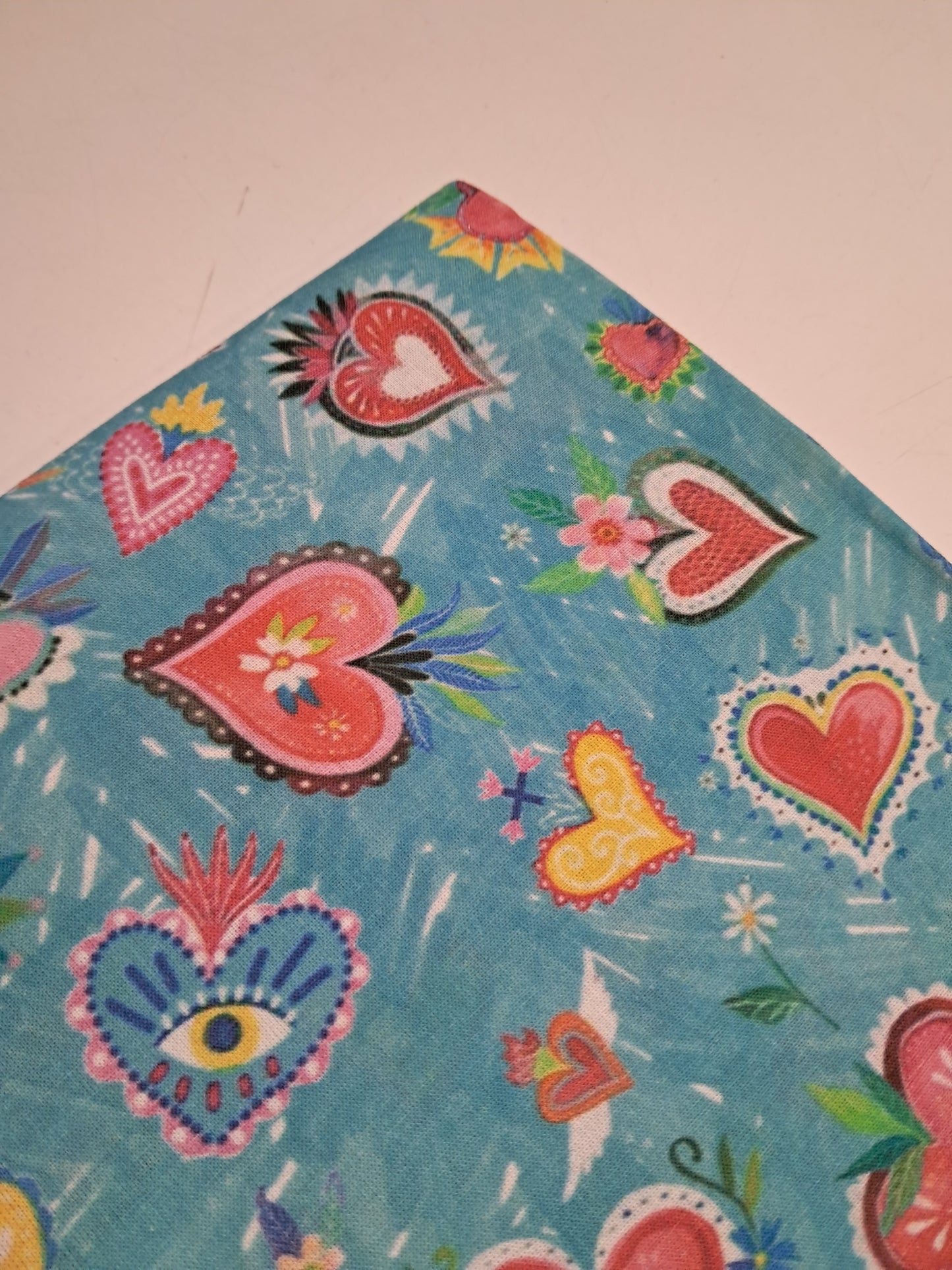 Cotone Stampato Fantasia Cuori Multicolor Base Azzurro