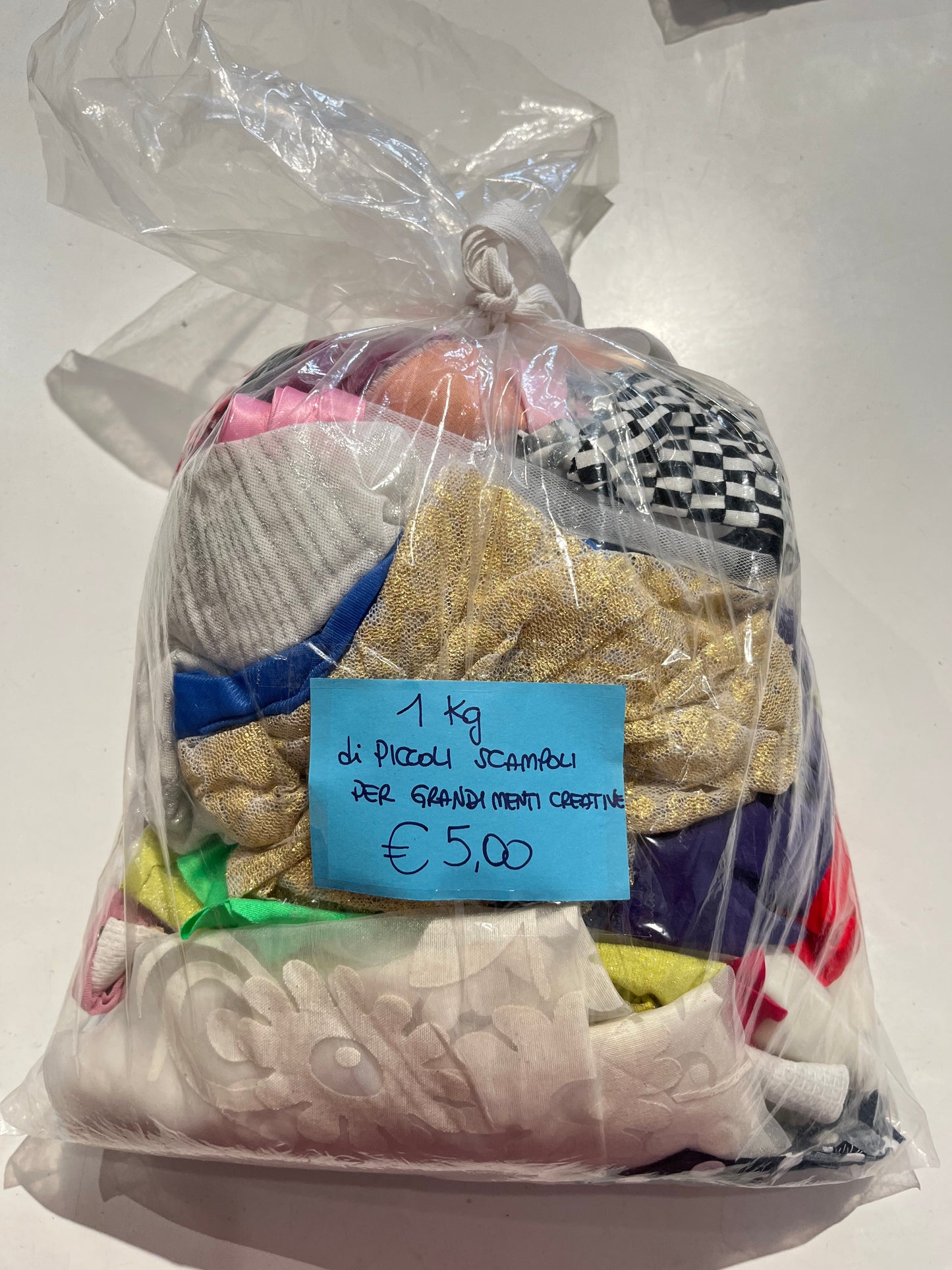 Sacco 1 kg piccoli ritagli di tessuto misti