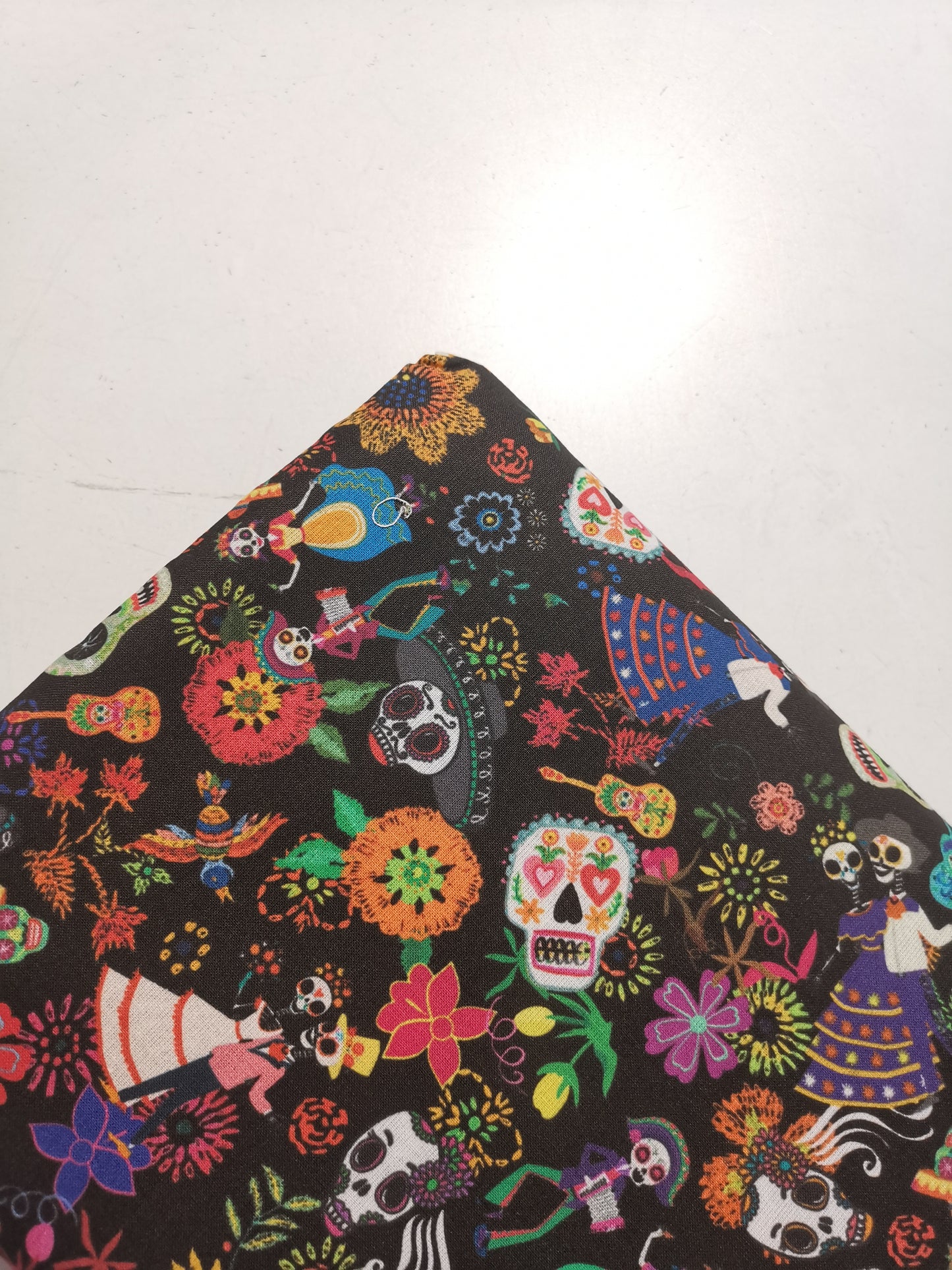 Cotone Stampato scheletri ballerini base nera