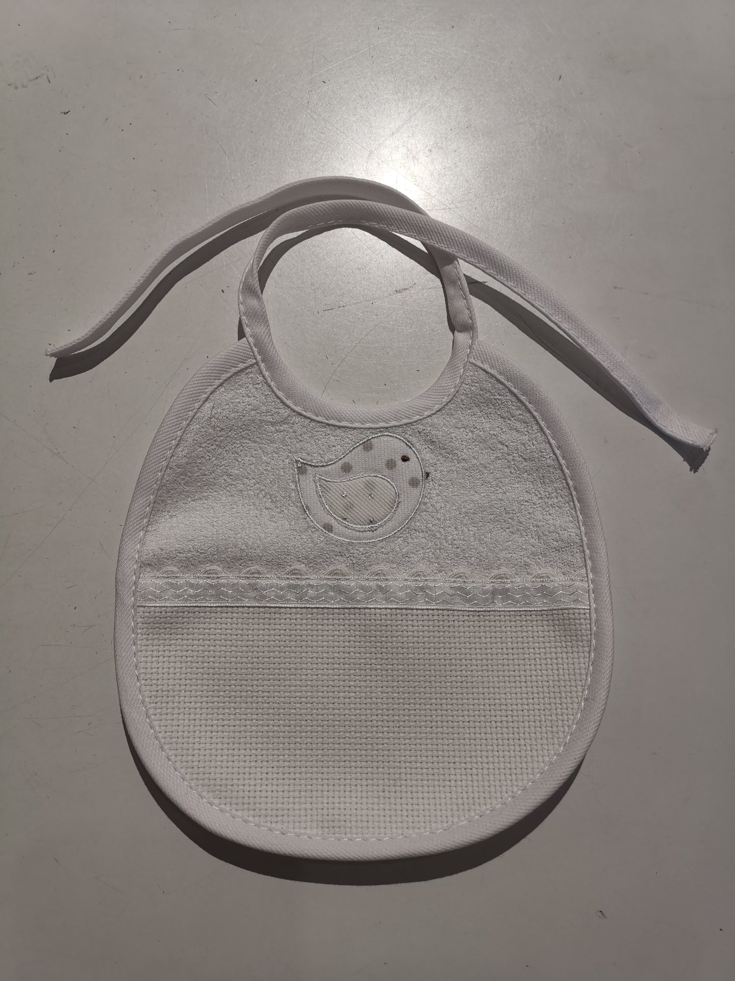 Bavaglia ricamo uccellino bianco