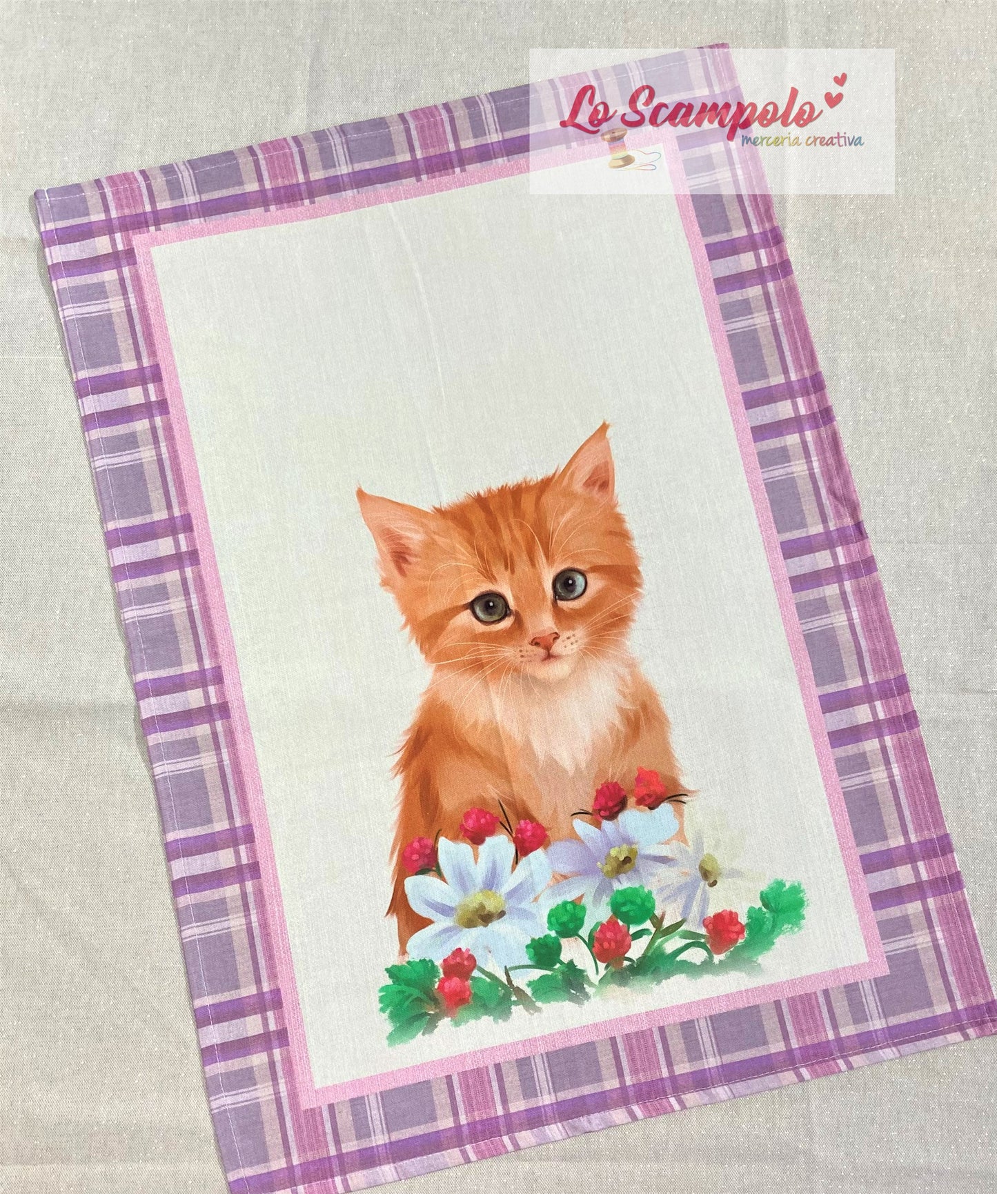 Gattino con Fiori Bianchi e Rossi