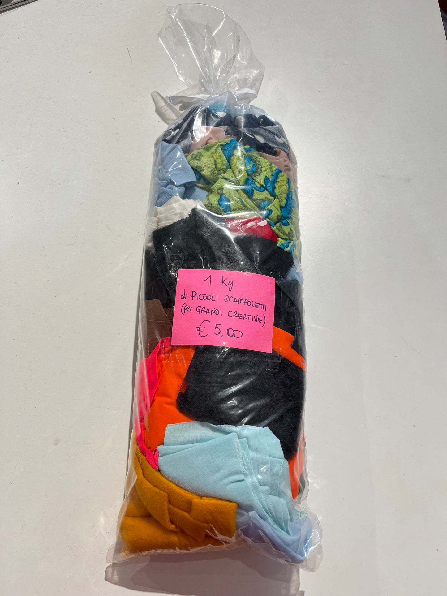 Sacco 1 kg piccoli ritagli di tessuto misti